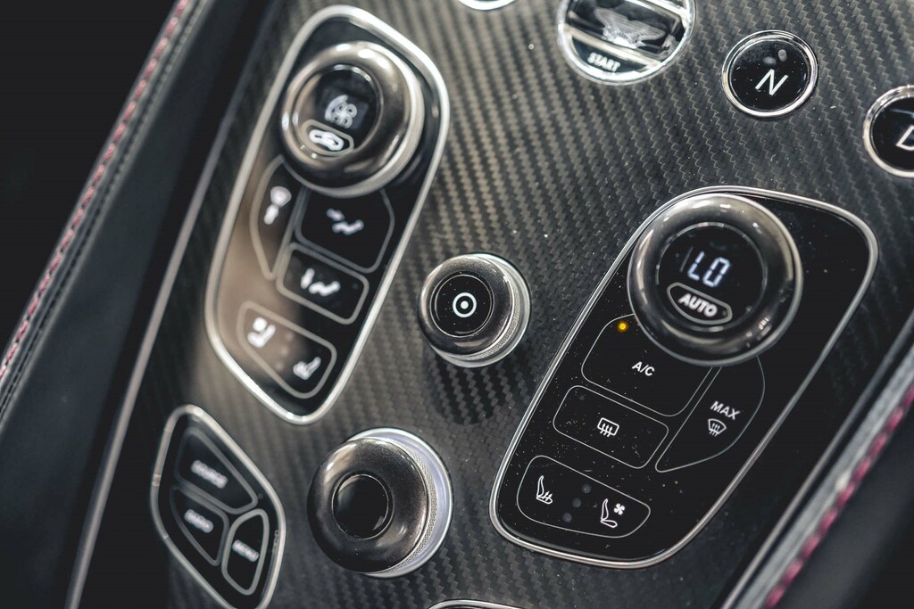 Aston Martin Vanquish Vanquish V12 Silver #28