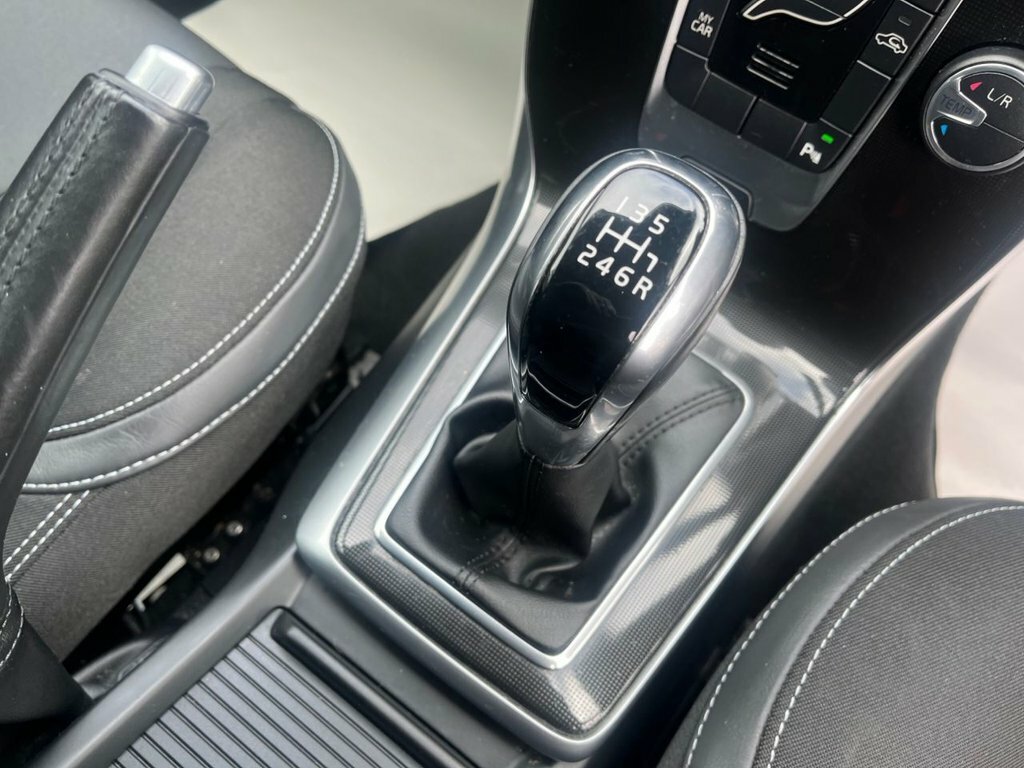 Volvo V40 2L Momentum Nav Plus BJ18BKA Silver #4