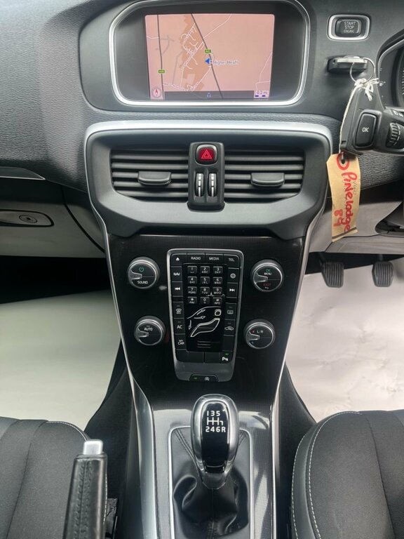 Volvo V40 2L Momentum Nav Plus BJ18BKA Silver #3