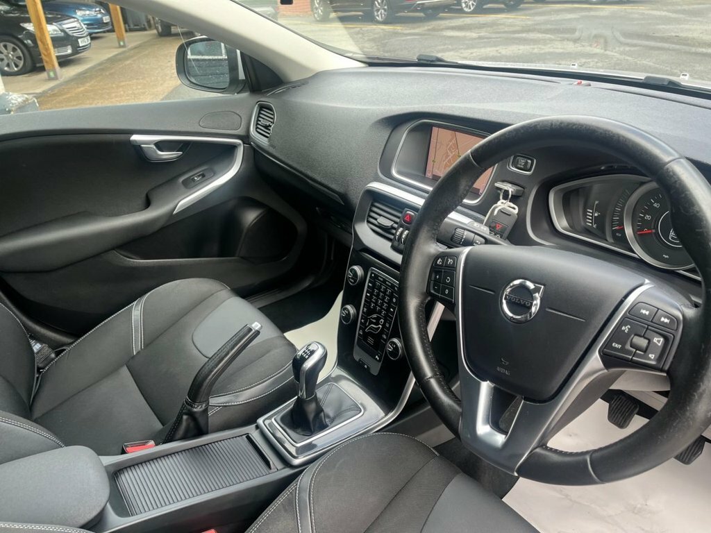 Volvo V40 2L Momentum Nav Plus BJ18BKA Silver #2