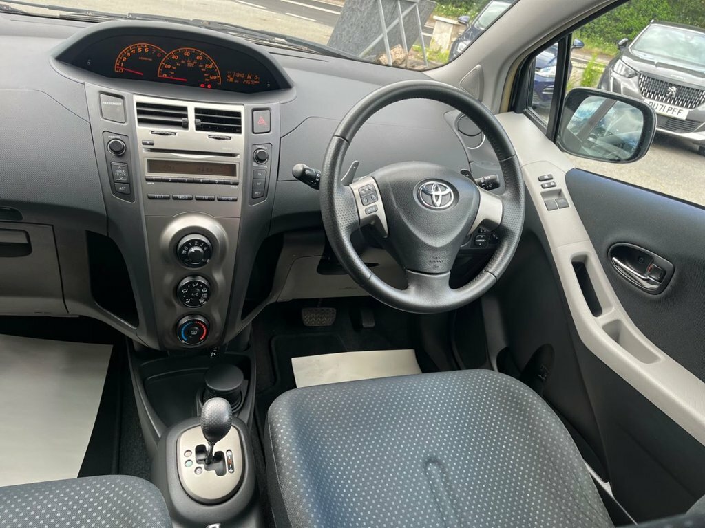 Toyota Yaris Hatchback Grey #40