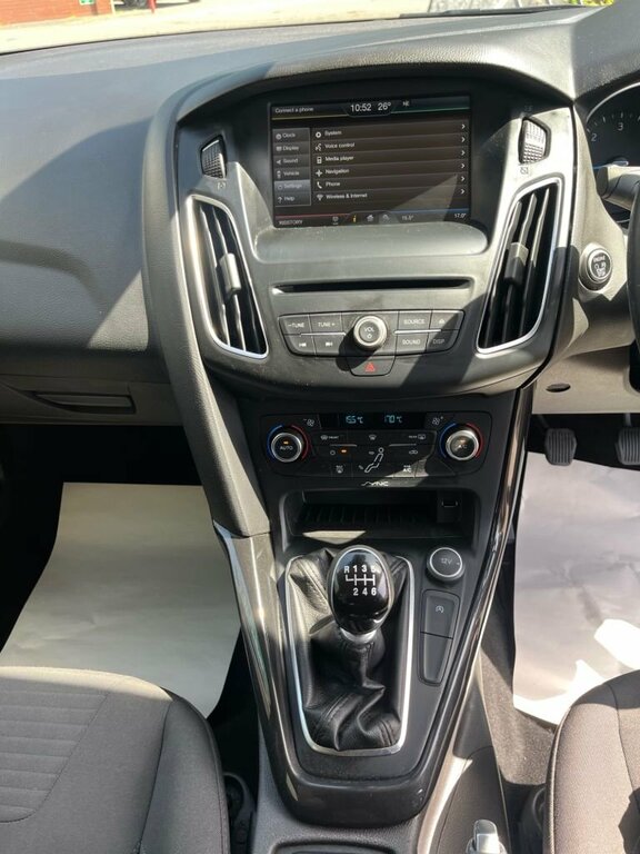 Ford Focus 1L Titanium White #3