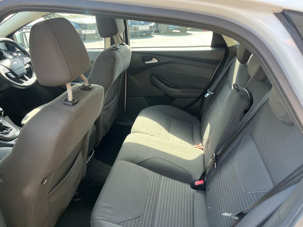 Ford Focus 1L Titanium White #4