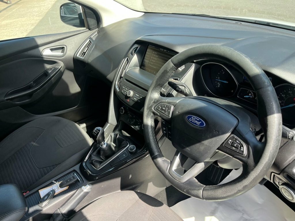 Ford Focus 1L Titanium White #2
