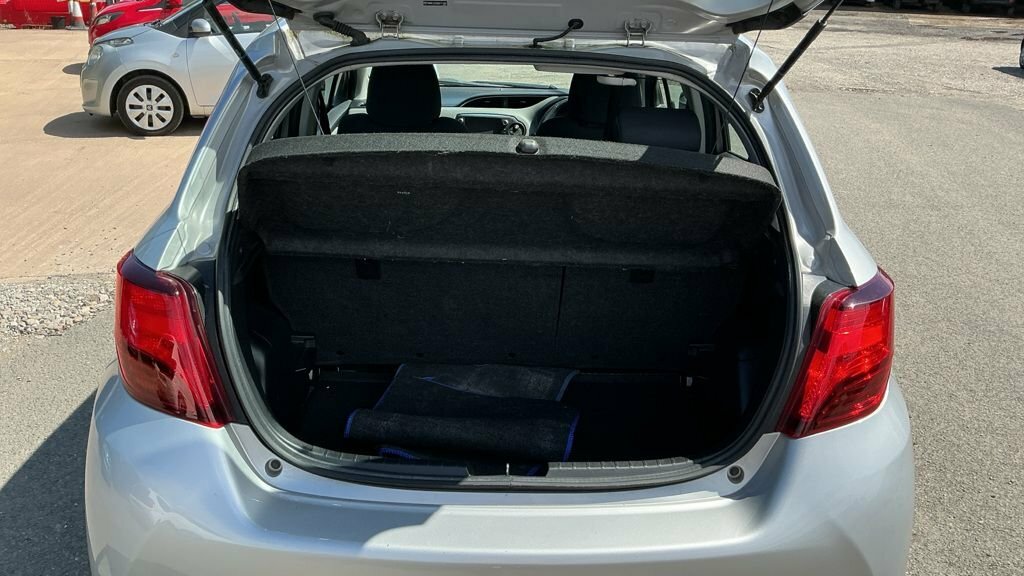 Toyota Yaris Vvt-i Active Red #7