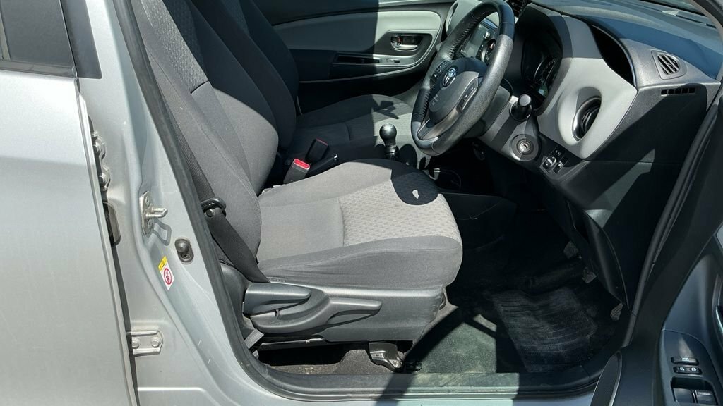 Toyota Yaris Vvt-i Active Red #9