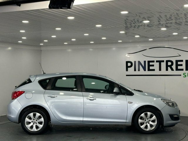 Vauxhall Astra 1.4 16V Design Hatchback Euro 5 DY64DXW Silver #4