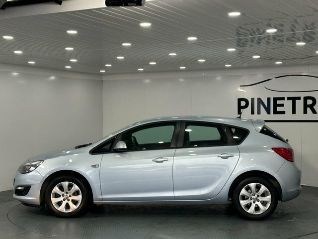 Vauxhall Astra 1.4 16V Design Hatchback Euro 5 DY64DXW Silver #3