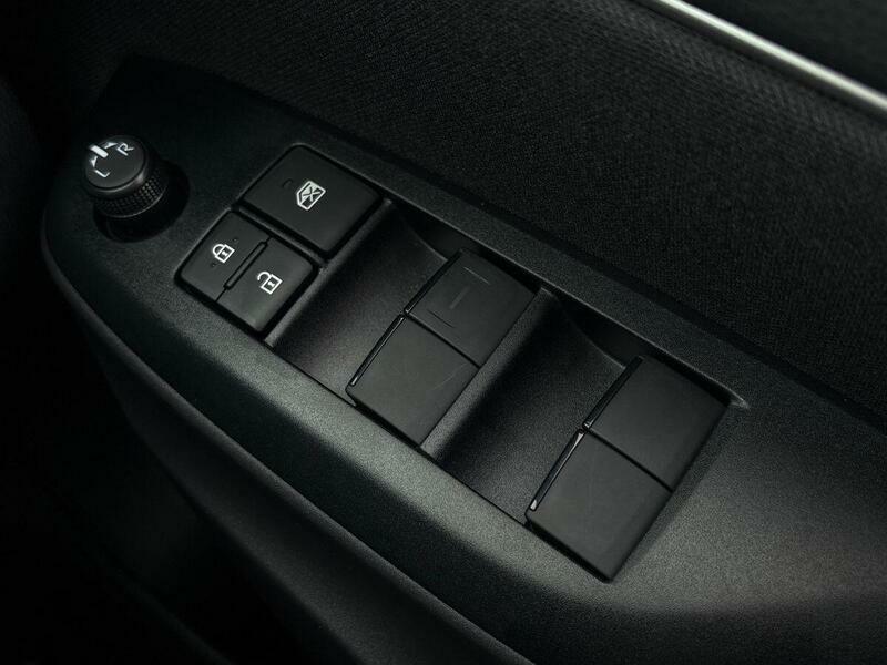 Toyota Yaris Design Black #36