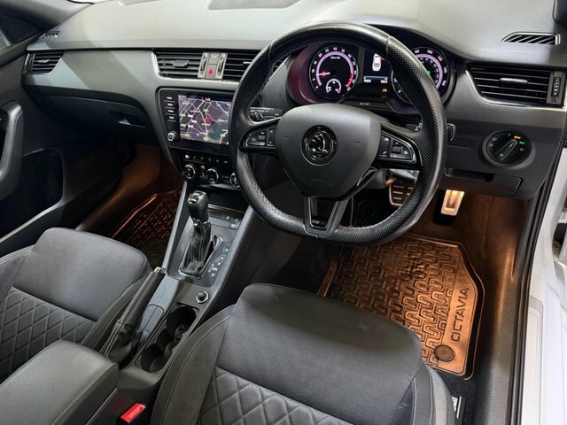 Skoda Octavia 2018 2.0 Tdi Vrs Hatchback Dsg 4Wd Euro White #4