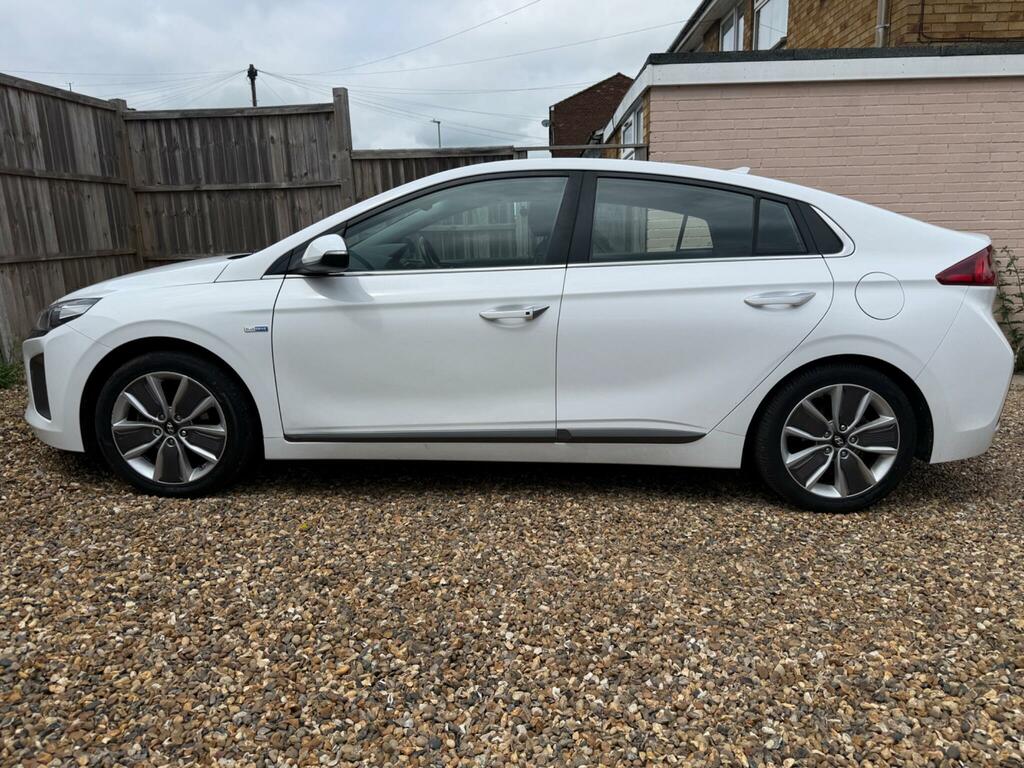 Hyundai Ioniq Premium White #4