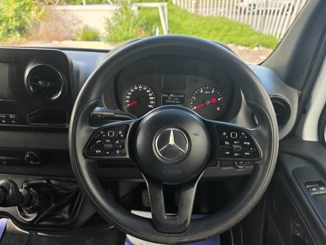 Mercedes-Benz Sprinter 3.5T H2 Premium Van White #12