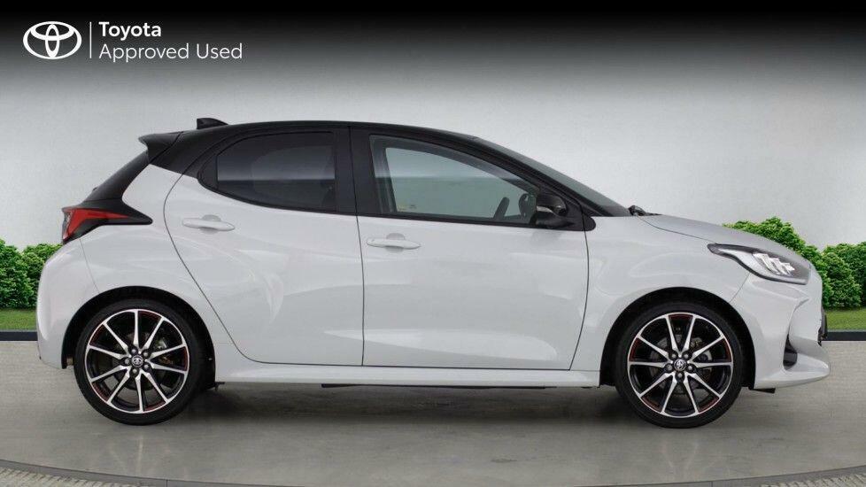 Toyota Yaris 1.5 Vvt-h Gr Sport Hatchback Hybrid E-c Grey #2