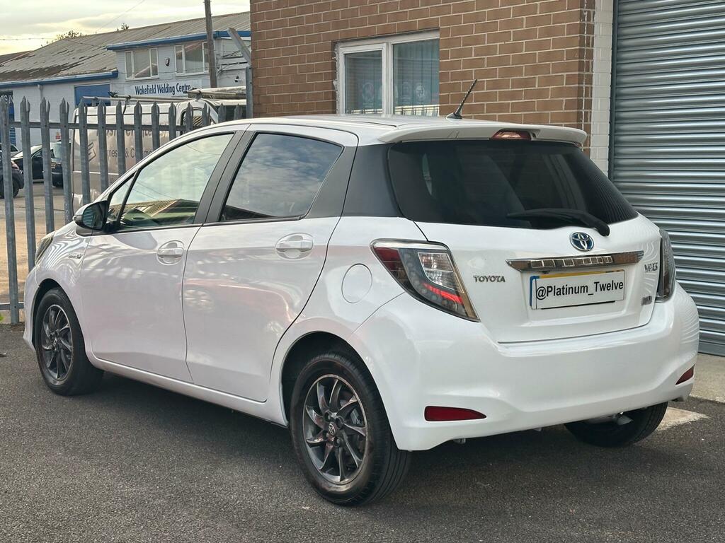 Toyota Yaris 1.5 Vvt-h Trend Cvt Euro 5 White #2