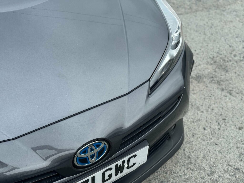 Toyota Prius Saloon White #28