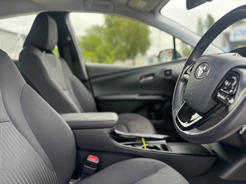 Toyota Prius Saloon White #42