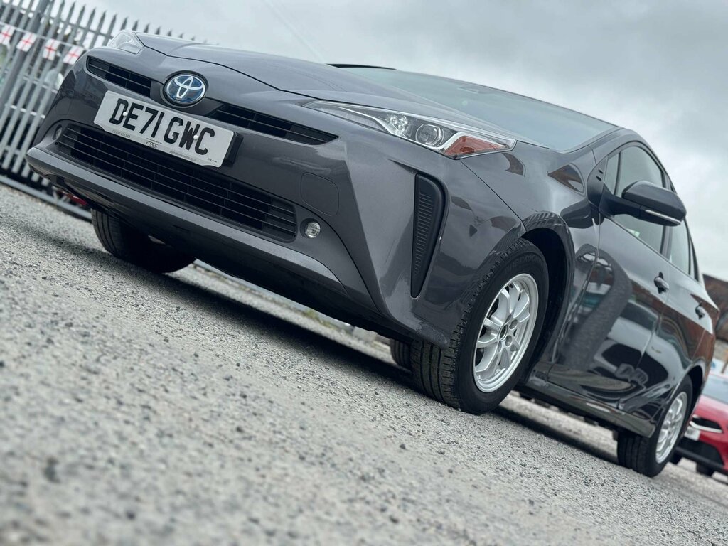 Toyota Prius Saloon White #16