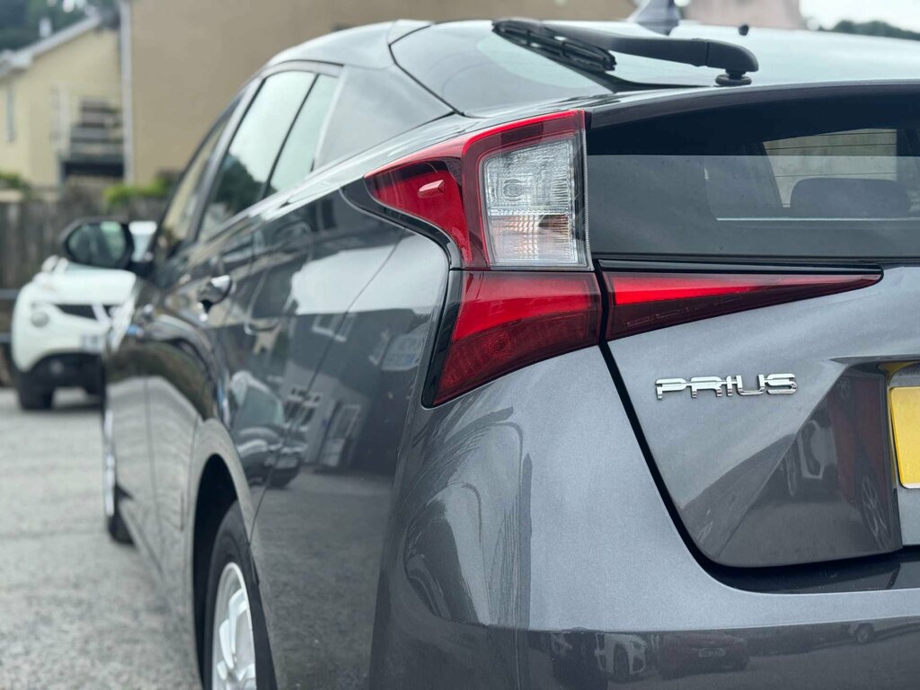 Toyota Prius Saloon White #17