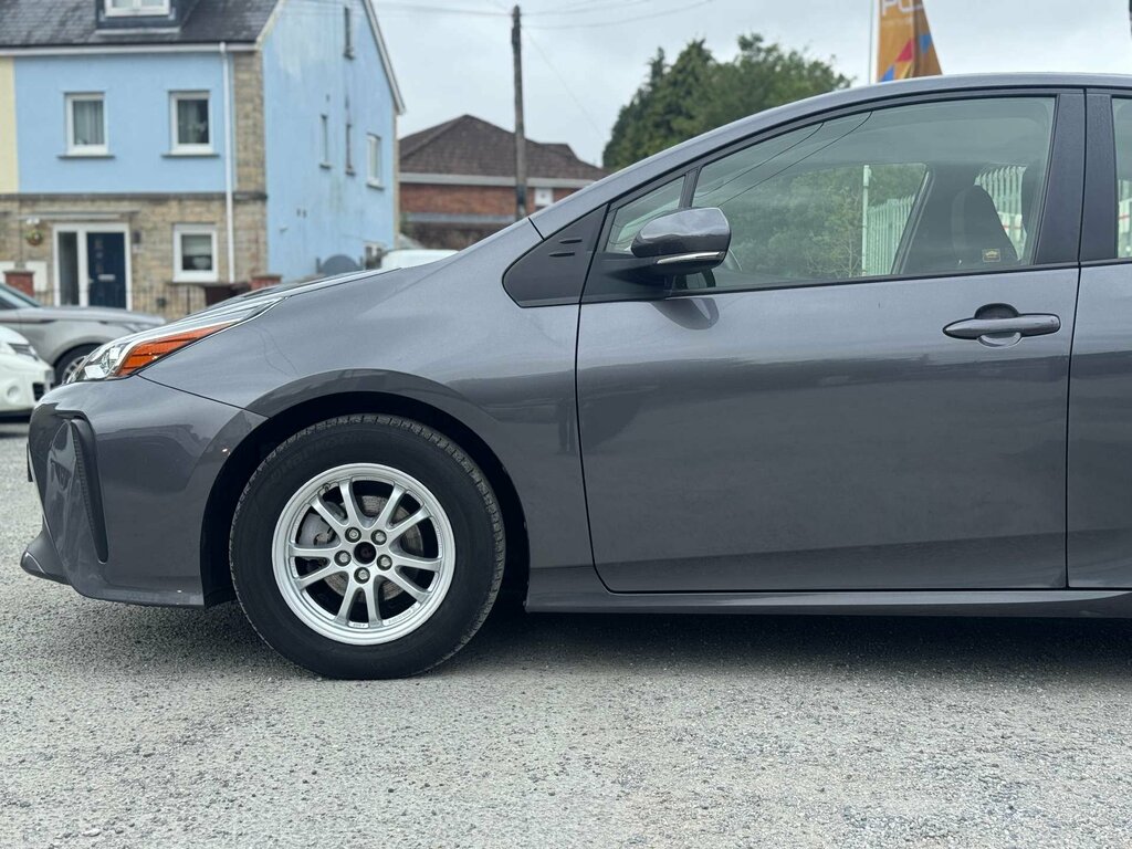 Toyota Prius Saloon White #11