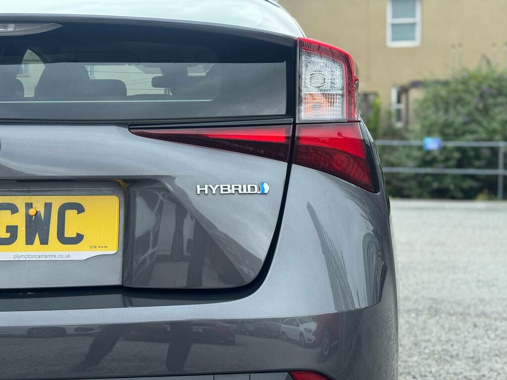 Toyota Prius Saloon White #13