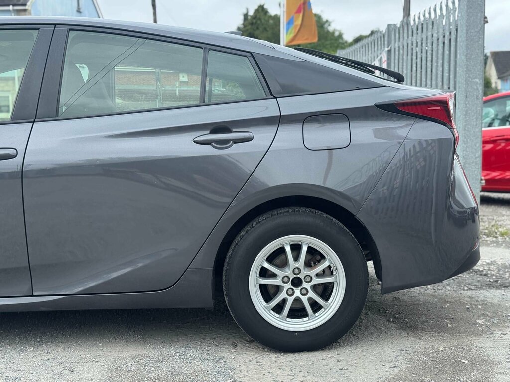 Toyota Prius Saloon White #10