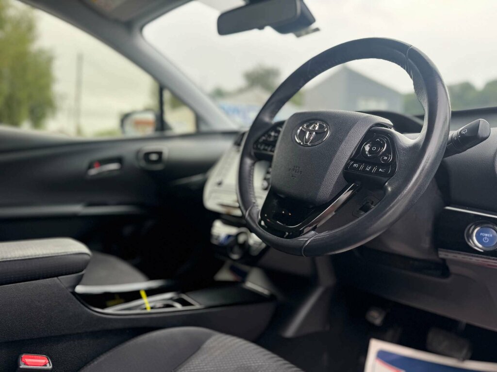 Toyota Prius Saloon White #43