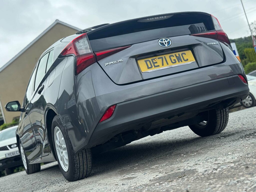 Toyota Prius Saloon White #12