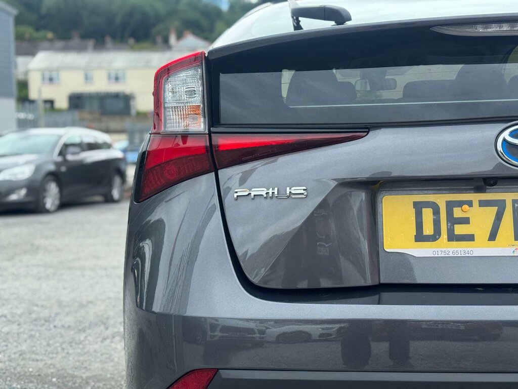 Toyota Prius Saloon White #14