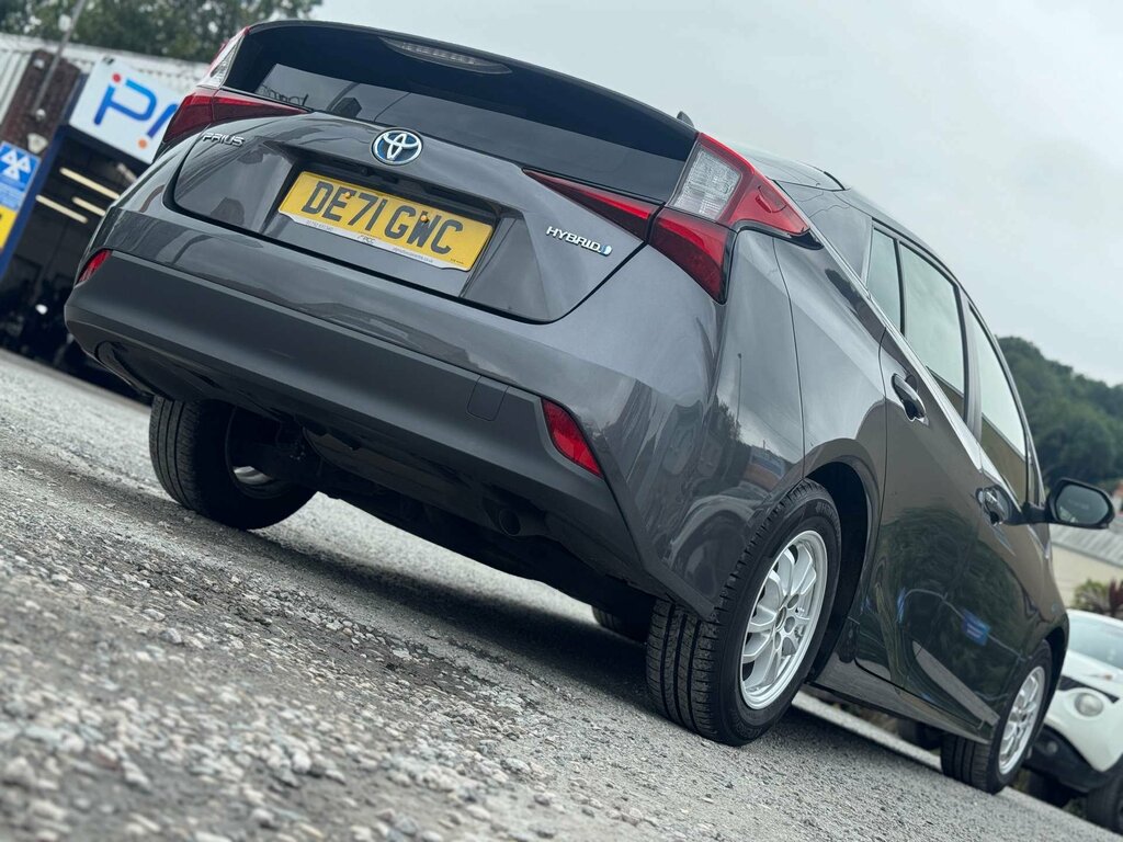 Toyota Prius Saloon White #18
