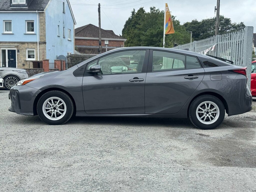 Toyota Prius Saloon White #44
