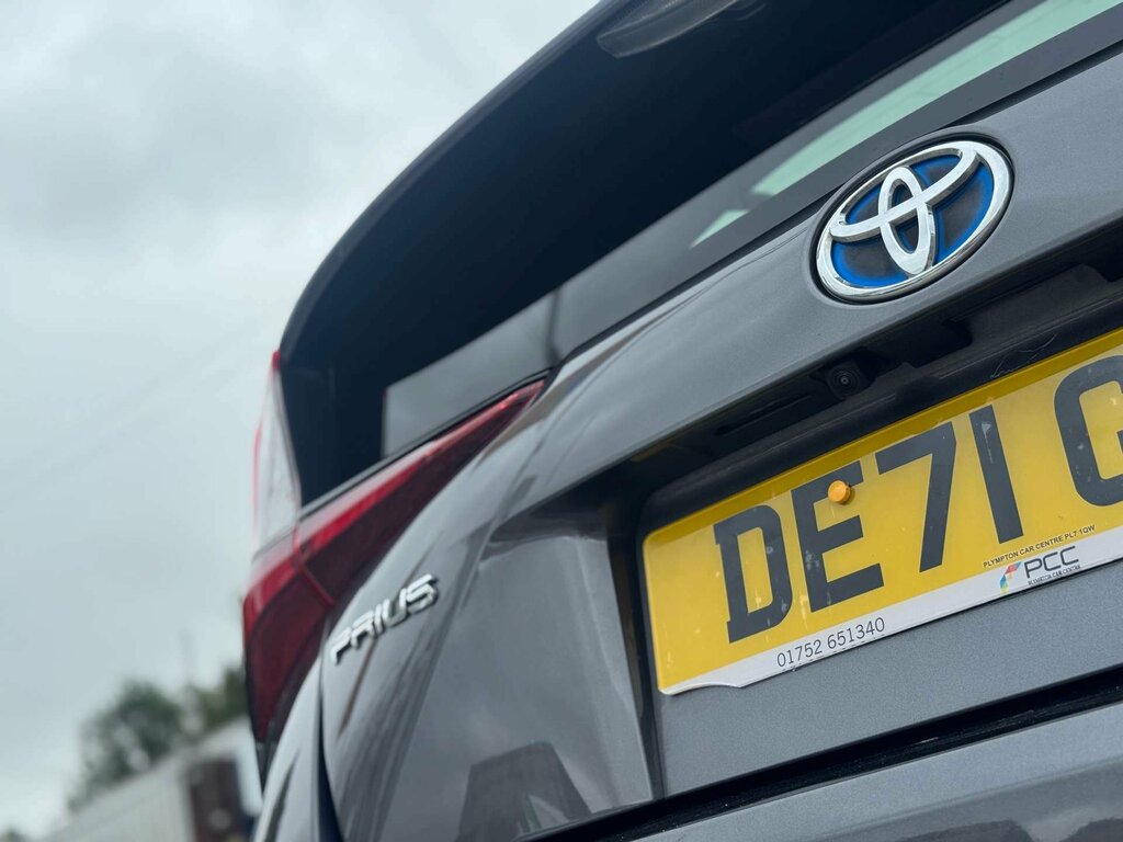 Toyota Prius Saloon White #22