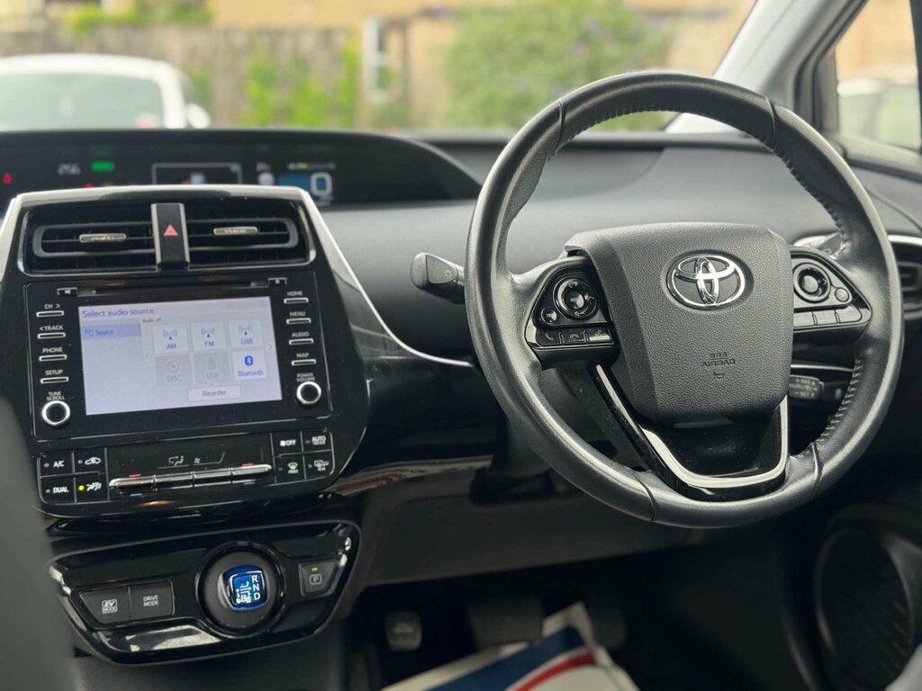Toyota Prius Saloon White #40