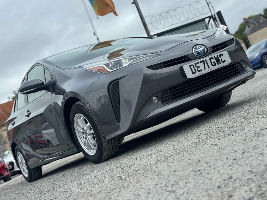 Toyota Prius Saloon White #20