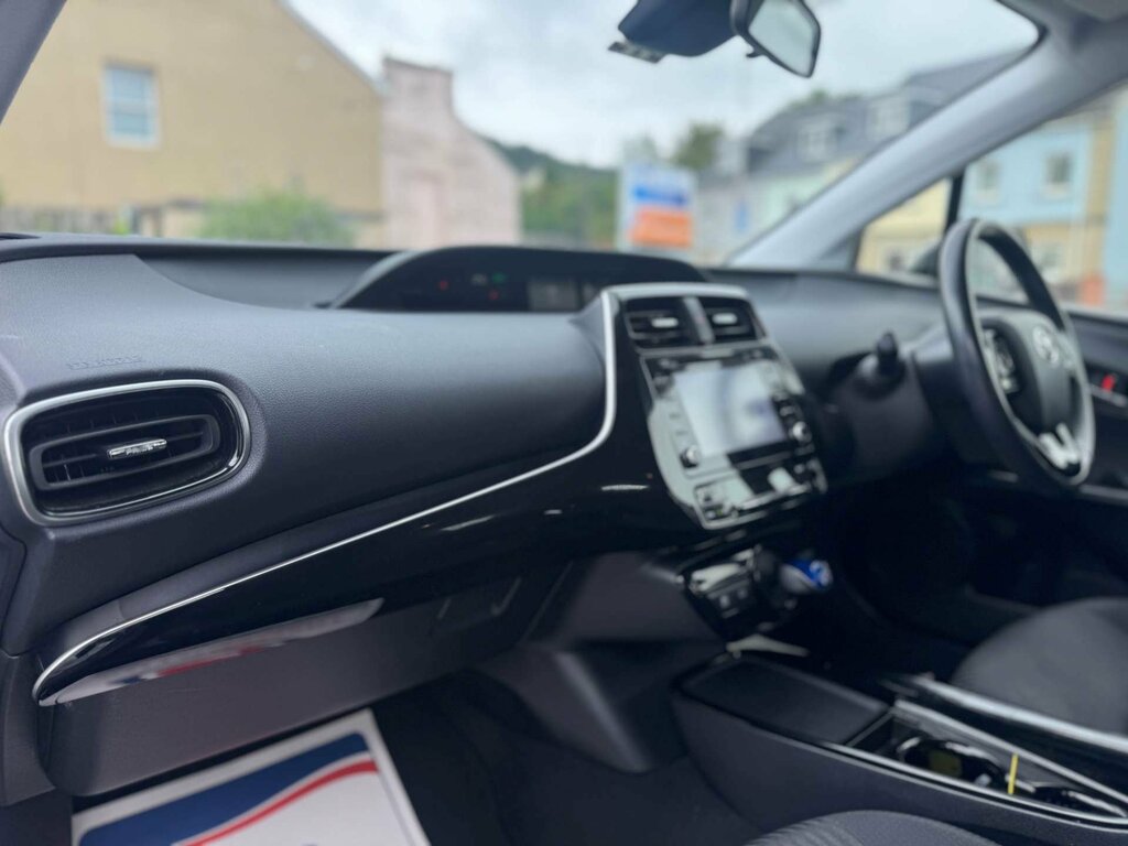 Toyota Prius Saloon White #46