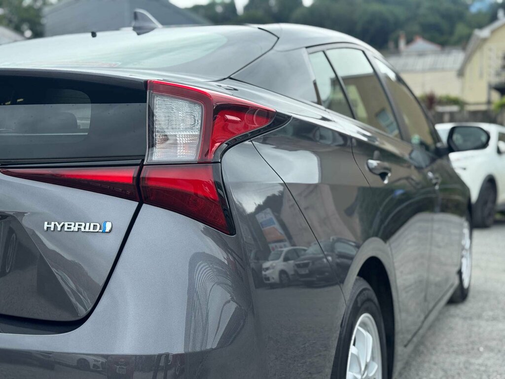 Toyota Prius Saloon White #23