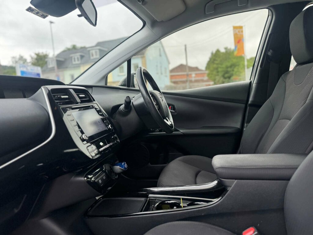 Toyota Prius Saloon White #48
