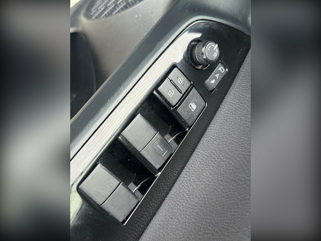 Toyota Prius Saloon White #51