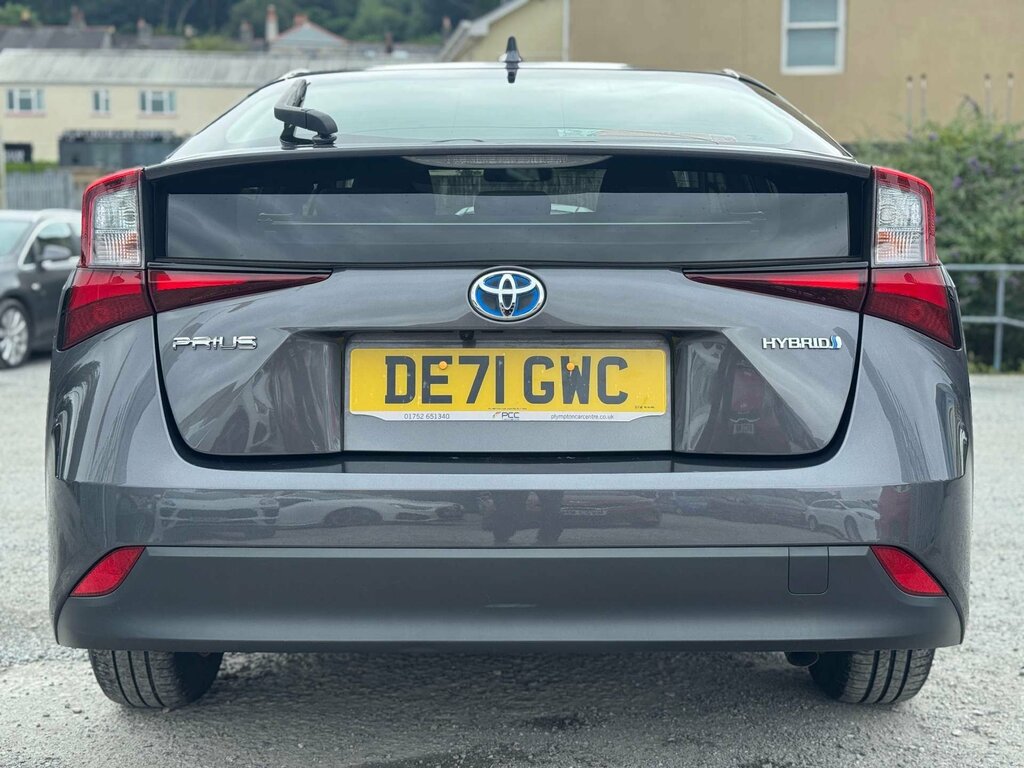 Toyota Prius Saloon White #9