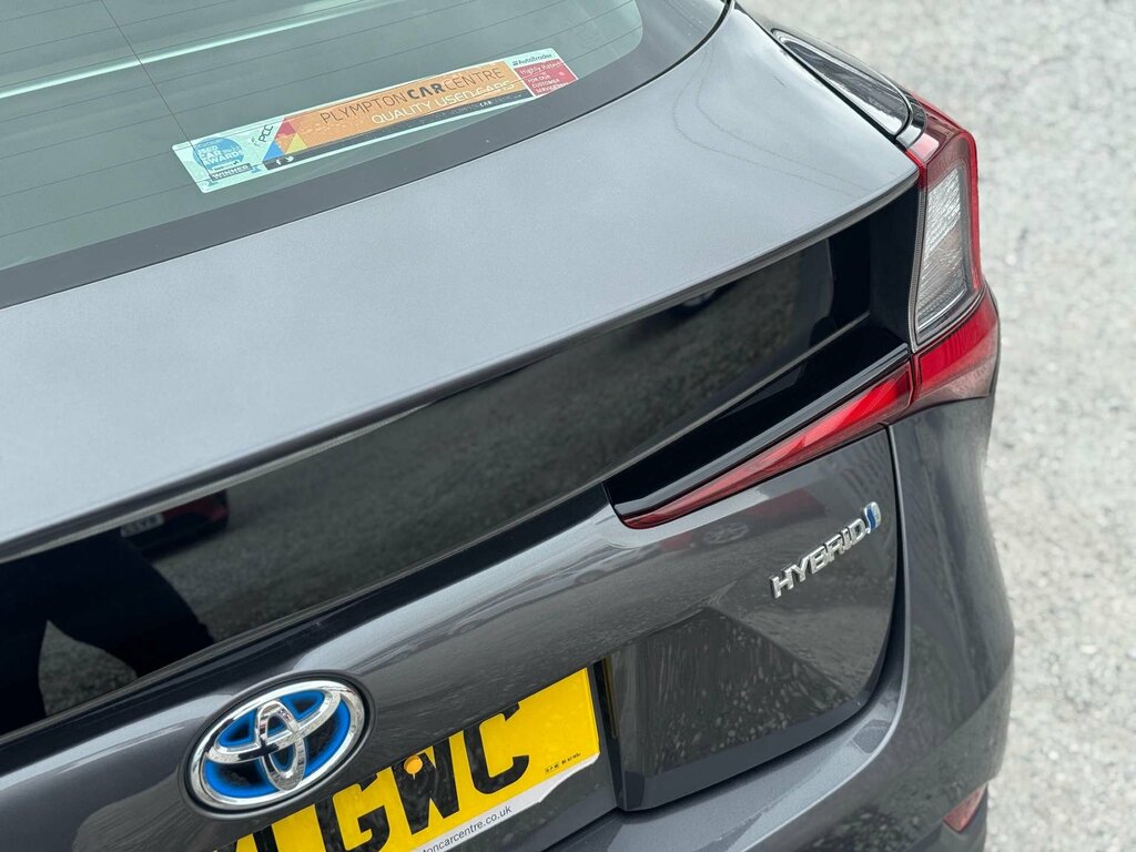 Toyota Prius Saloon White #21
