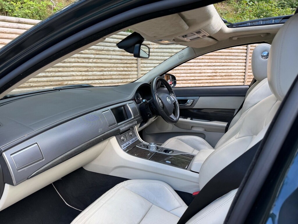 Jaguar XF Saloon Green #3