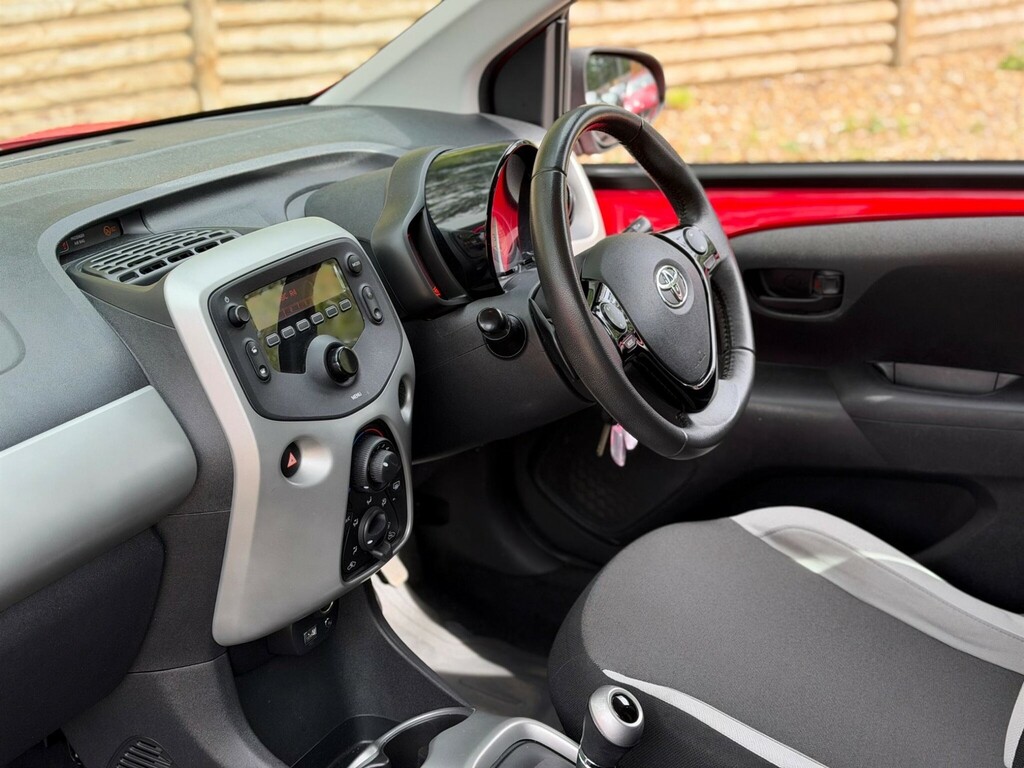 Toyota Aygo Aygo X-play Vvt-i Cvt Red #2