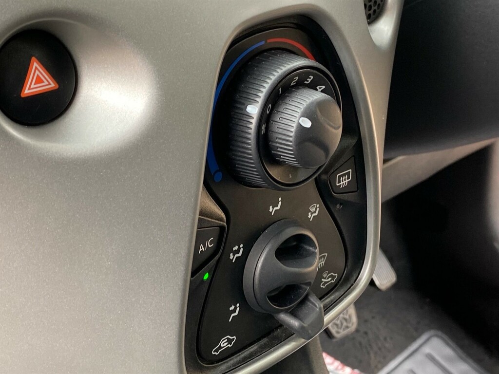 Peugeot 108 1.0 Active White #44