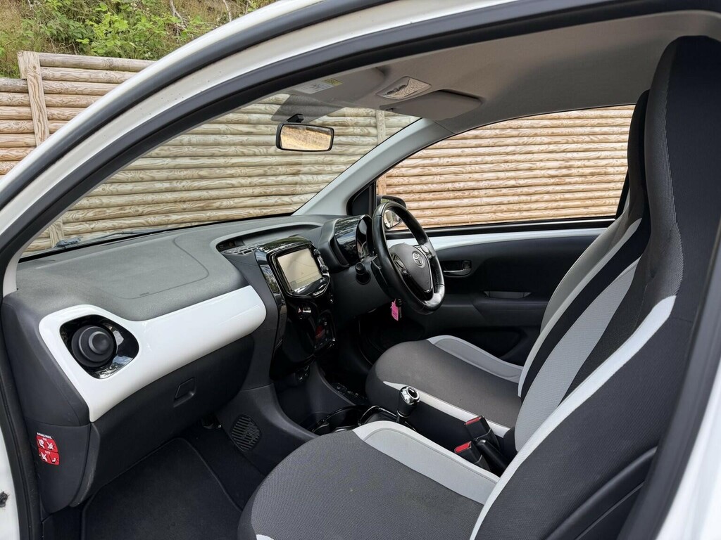 Toyota Aygo Aygo X-play Vvt-i Cvt White #3