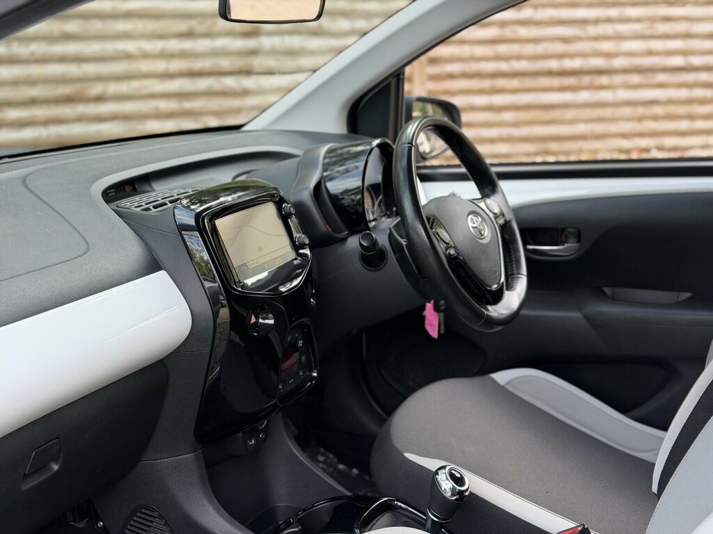 Toyota Aygo Aygo X-play Vvt-i Cvt White #2