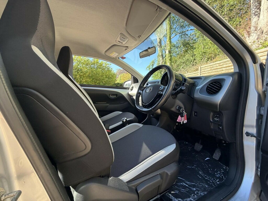 Toyota Aygo Hatchback White #14