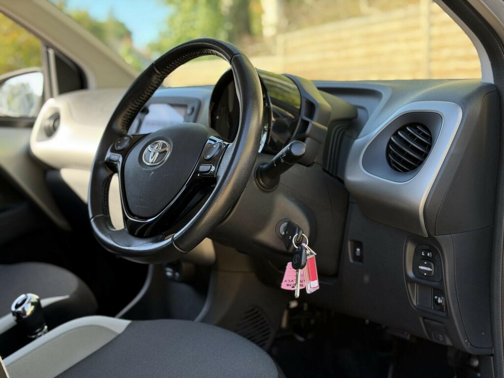 Toyota Aygo Hatchback White #16