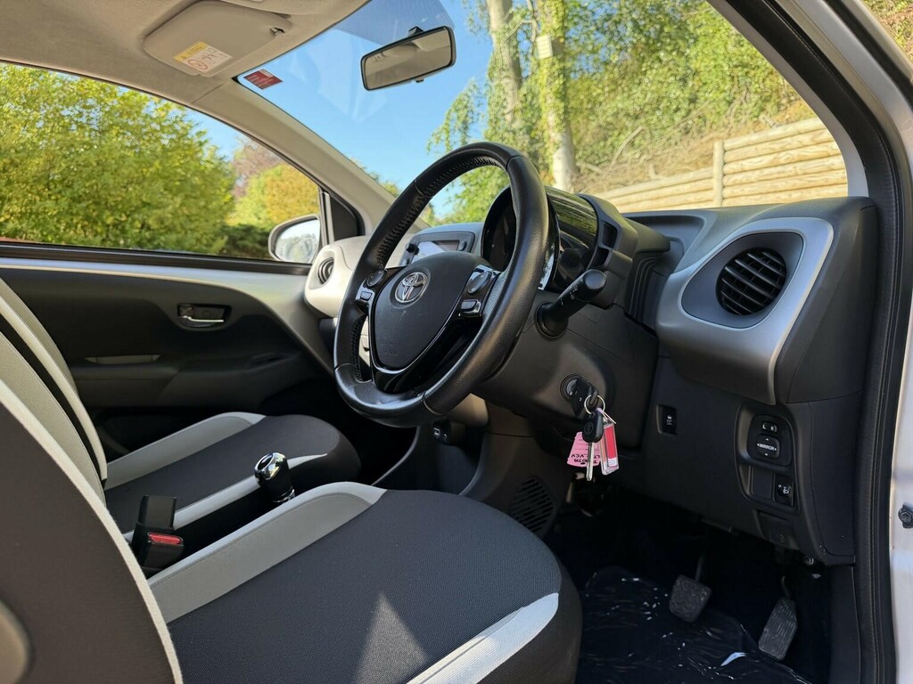 Toyota Aygo Hatchback White #15