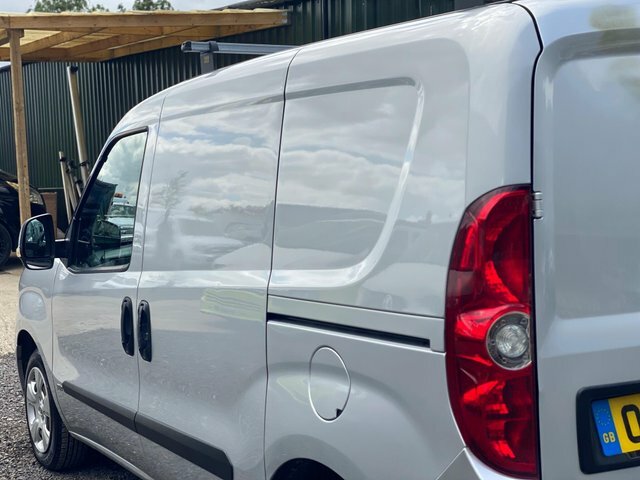 Vauxhall Combo 1.3 2000 Cdti 16V Red #26