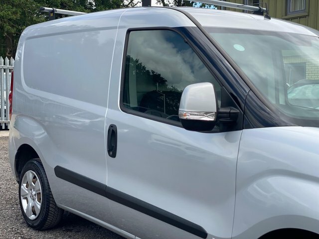 Vauxhall Combo 1.3 2000 Cdti 16V Red #22