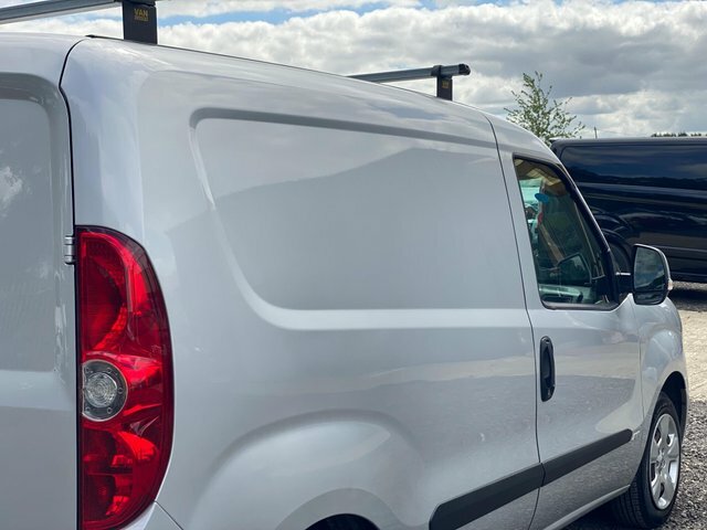 Vauxhall Combo 1.3 2000 Cdti 16V Red #28